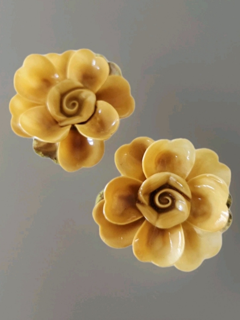 Vtg Mid Century Clip On Flower Earrings, Molded, Mod, Boho